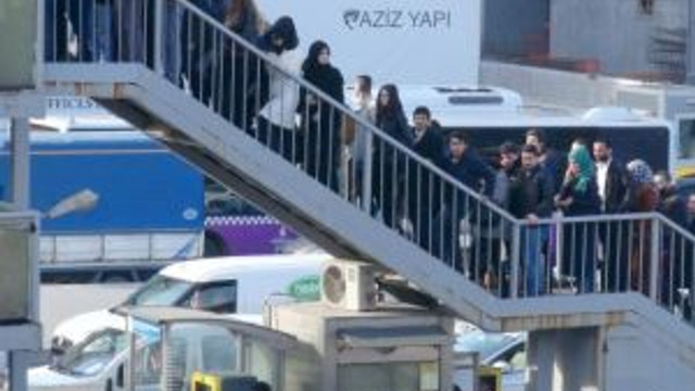 Metrobüs durağında patlama