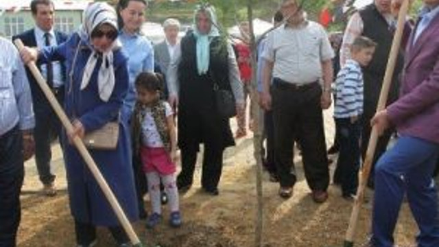 Kadıllı İlkokulu’nda 500 Fidan Toprakla Buluştu