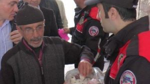 Gebze’de Polis Namaz Çıkışı Vatandaşa Lokum Dağıttı