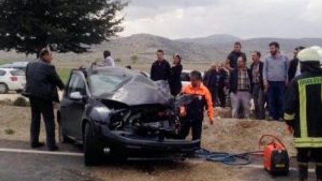 Isparta'da Otomobille Otobüs Çarpıştı (1)