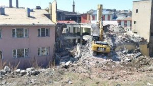 Dönüşümün İlk Safhasında Yıkımlar Sürüyor
