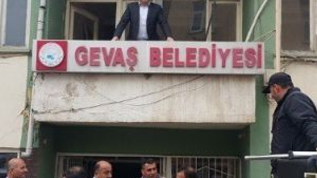 Gevaş Belediye Binası Yıkıldı
