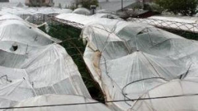 Kumluca'da Hortum Seraları Vurdu