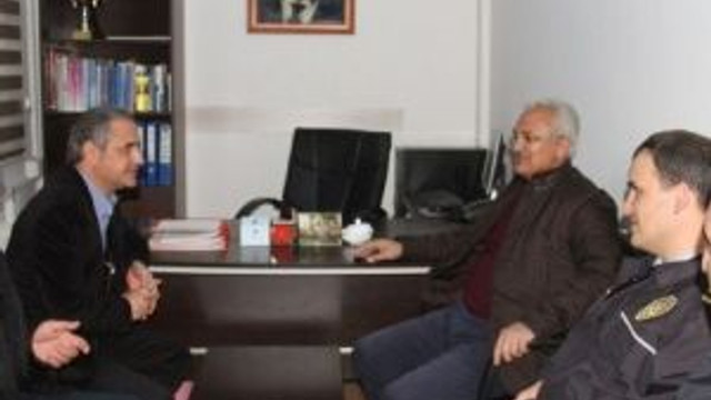 Başkan Başsoy Polis Memurlarına Çiçek Takdim Etti
