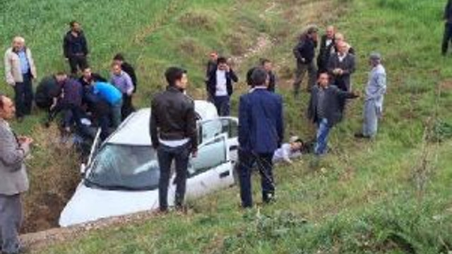 Kahta’da Otomobil Şarampole Devrildi: 4 Yaralı