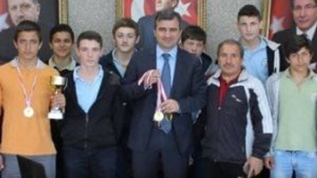 Başarılı Güreşçilerden Başkan Yemeniciye Ziyaret