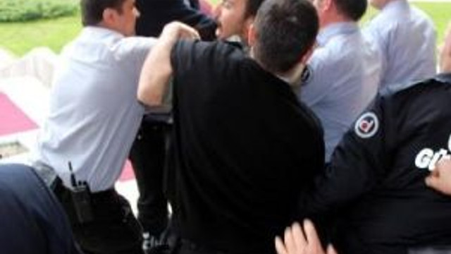 Ak Partili Külünk'ü Protesto Eden Öğrencilere Müdahale
