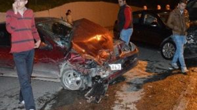 İki Otomobil Kafa Kafaya Çarpıştı: 2 Yaralı