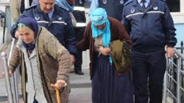 Suriyeli Dilencilere Zabıtadan 105'er Lira Para Cezası