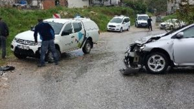 Bilecik’te İki Araç Kafa Kafaya Çarpıştı