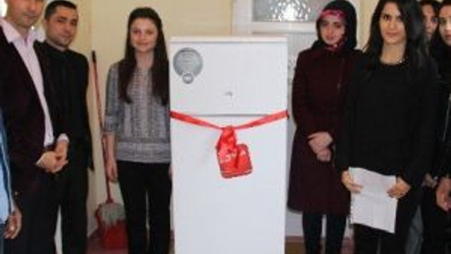 Öğretmen Adayları Minin Kardeşlerine Buzdolabı Hediye Etti