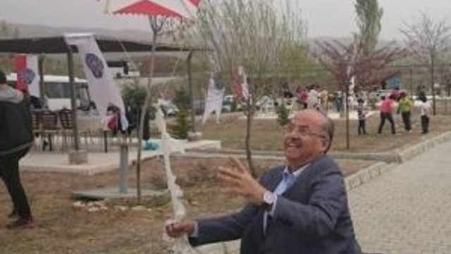 Vali Kolat Uçurtma Uçurdu