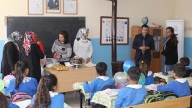 Kursiyer Kadınlar, Okuma Yazma Öğrenen Çocuklar İçin Pasta Yaptı