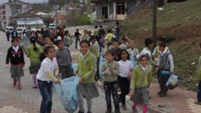 Öğrenciler Temiz Çevre İçin Çöp Topladı