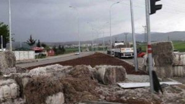 Pamuk Balyaları Yola Döküldü