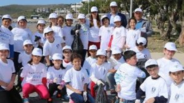 Bodrumlu Minik Eller Ortakent Sahilini Temizledi