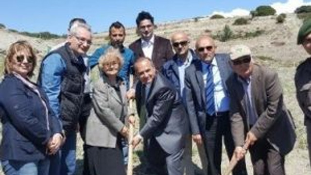 Bağışlanan Sakız Ağaçları Toprak Buluştu