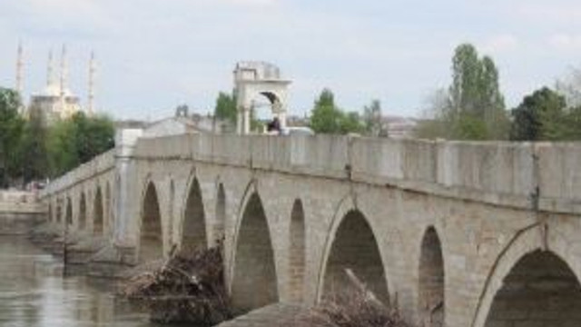 Tarihi Köprü Ayaklarının Temizlenmesi İsteği