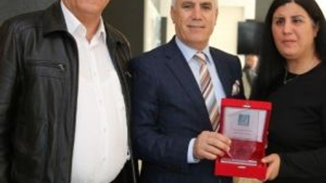 Altınokta Körler Derneği’nden Bozbey’e Plaket
