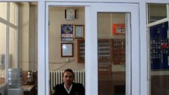 Gündüz Öğrenci, Akşam Güvenlik Görevlisi