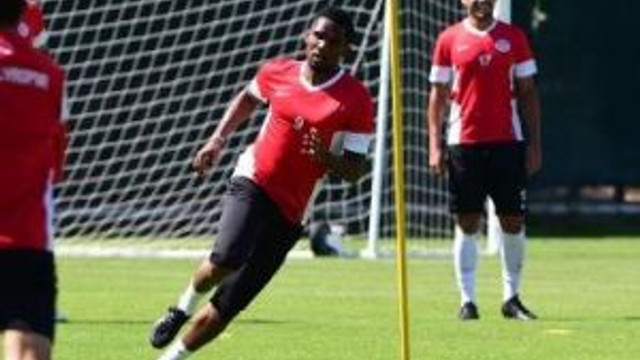 Antalyasporlu Eto'o: "Galatasaray'ı Yenersek Ligde Kalırız"