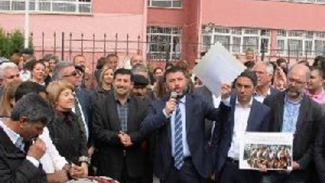 Halk oyununa 'zina' diyen müdür yardımcısı protesto edildi