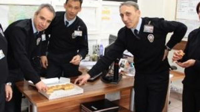 Kuruluş Yıl Dönümünde Polise Baklava İkramı