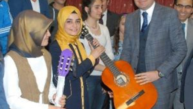 Öğrencilere Bağlama Ve Gitar Hediye Edildi