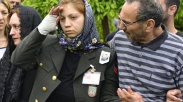 Şehit Eşini, Üniforma Giyip, Asker Selamı İle Uğurladı