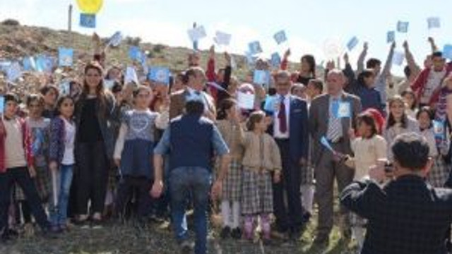 Narman’da Öğrencilerin Ağaç Dikme Sevinci