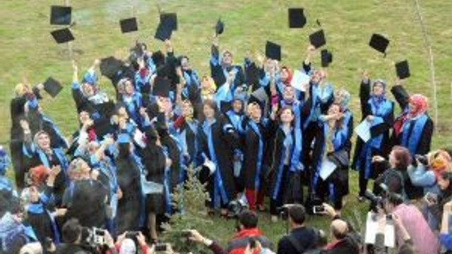 'Anne Üniversitesi' Mezunları Kep Fırlattı