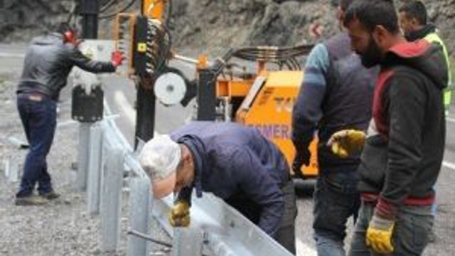 Hakkari-çukurca Karayolunda Bariyer Çalışması