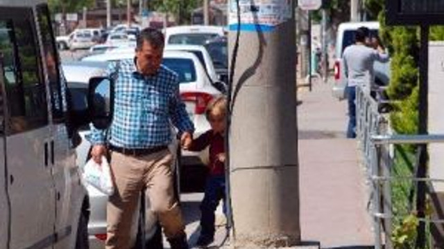 Elektrik Direği Kaldırımda Vatandaşlar Zor Anlar Yaşatıyor