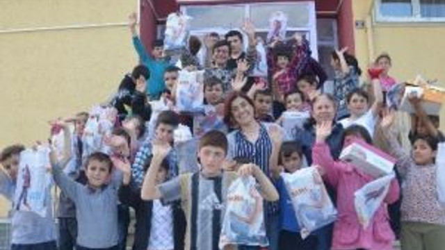 Hanönü Chp Kadın Kolları Minik Öğrencilere Ayakkabı Dağıttı