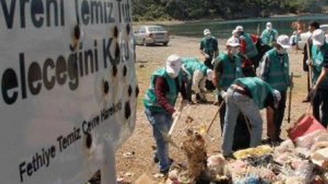 Piknikçiler Kirletti, Hükümlüler Temizledi