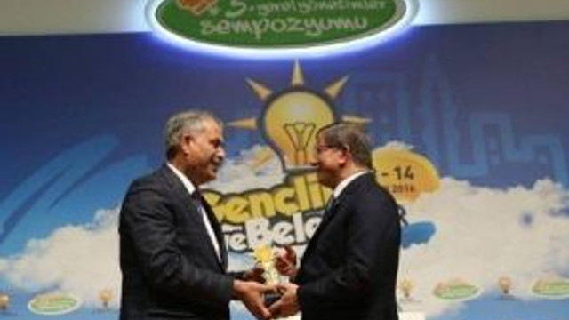 Başkan Yaman, Birincilik Ödülünü Başbakan Davutoğlu’nun Elinden Aldı