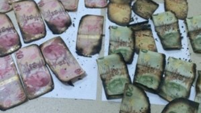Polisi görünce paraları yakmaya kalktı !