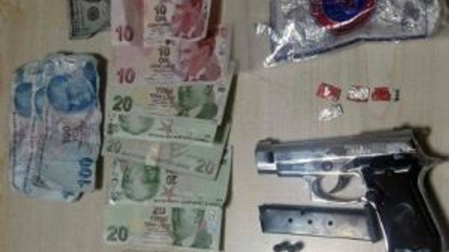 Silah Ve Uyuşturucu Yol Kontrolüne Takıldı