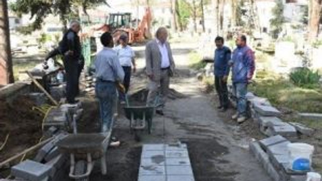 Yenersoy, Mezarlıklardaki Çalışmaları İnceledi