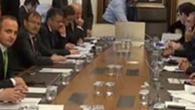 AKP’li vekil uzmana mikrofon fırlattı