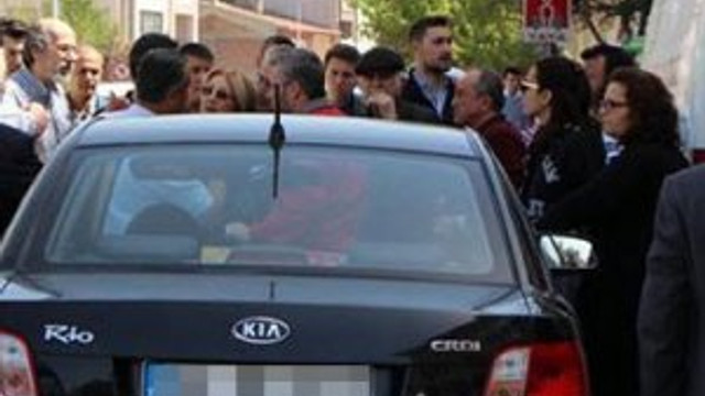 Polis cenaze aracının önüne kesip, silah çekti