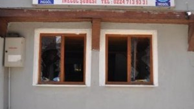 Ensar Vakfı binasına bayrak asıp camlarını kırdılar