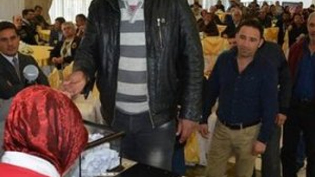 Faizsiz kredi için kuyruğa girdiler