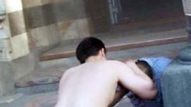 Fanilasını çıkarıp tampon yapan polis ödüllendirildi