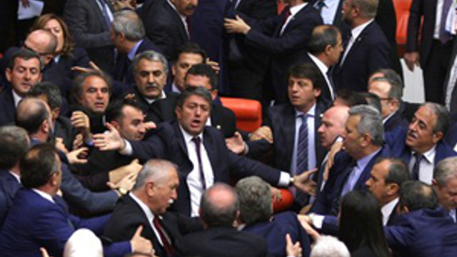 Meclis'te teklifler değil yumruklar konuştu !