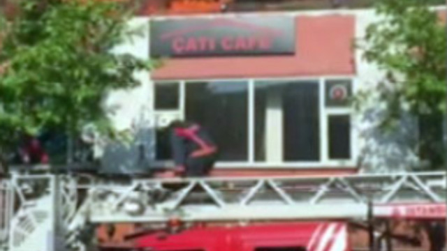 İstanbul'da bir kafe alev alev yandı !