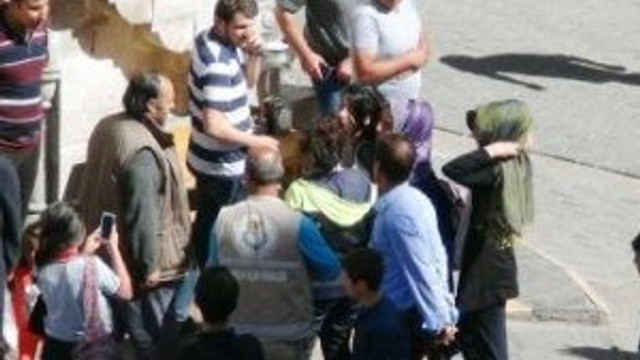 Liseliler cadde ortasında kavga etti !