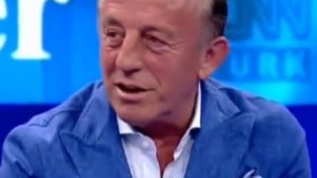 Ali Ağaoğlu canlı yayında cebindeki parayı saydırdı