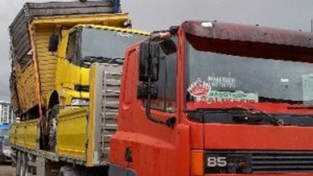Kaza yapan kamyonu taşıyan TIR üst geçide çarptı