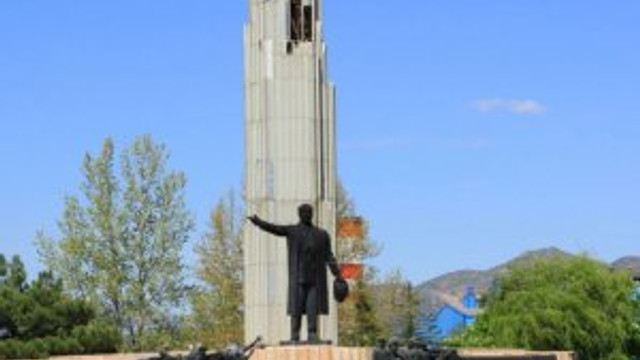 Atatürk anıtı atık deposuna döndü